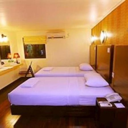Mervit Hotel Padang  Exterior photo